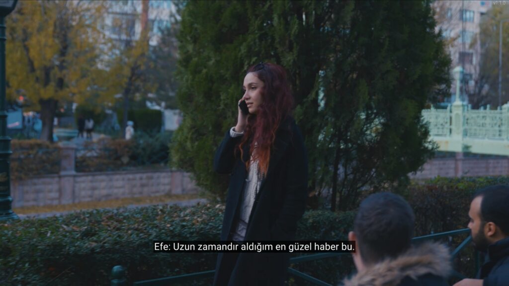 Hacked: The Streamer oyununda PinkyPie, abisi Efe'ye sponsorluk haberini veriyor.